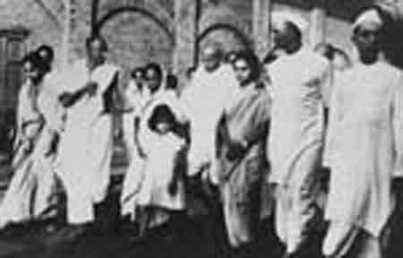 Gandhiji taking a morning storl along with others at the Sodepur Khadi Pratishthan.jpg